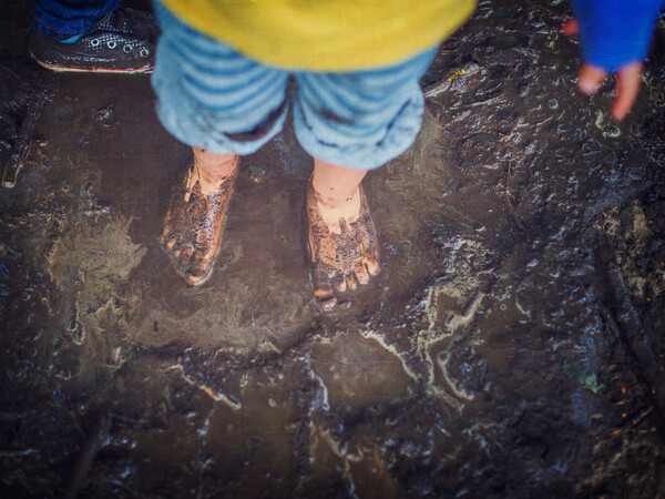 Make a Mud Pie - Tinkergarten outdoor activities where kids learn through  play